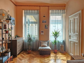 Budapest CityPark Getaway Quiet Historic Flat & Free Parking